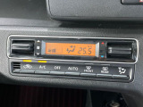 【オートエアコン】一度お好みの温度に設定すれば、車内の温度を検知し風量や温度を自動で調整。暑い…寒い…と何度もスイッチ操作をする必要はありません。快適な車内空間には必須の機能ですね♪