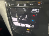 【オートエアコン】一度お好みの温度に設定すれば、車内の温度を検知し風量や温度を自動で調整。暑い…寒い…と何度もスイッチ操作をする必要はありません。快適な車内空間には必須の機能ですね♪