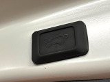 【パワーバックドア】スマートキーや運転席のボタンを押すだけでリアゲートが自動で開閉します!荷物を持っている時や、高い位置にあるバックドアを閉める際に便利な機能です♪