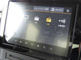 メーカー純正・9インチ全方位モニター付きメモリーナビゲーションを搭載しています。フルセグTV、AM/FM、CD/DVD再生、Bluetooth等の機能を備えています。