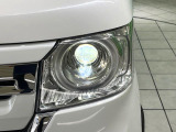 【LEDヘッドライト】悪天候や夜間走行時も良好な視界を確保し安心して運転できる高輝度LEDヘッドライトを装備!点灯速度が早く、消費電力も抑えられています。
