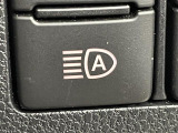 【オートハイビーム(AHB)】フロントウインドウガラス上部に設置された前方カメラにより、前方車両のランプや街路灯などの明るさを判定し、自動的にハイビームとロービームを切り換えてくれます!