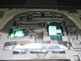 トランクルーム下にパンク修理キットを搭載しております。