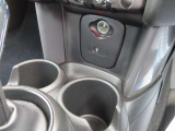 ドリンクホルダーはセンターコンソールに2本用意されています。