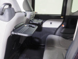 後席には折り畳み式のテーブルが装備されています。車内での軽食のときに便利ですね。