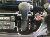 CVT車のセレクトレバーです。低速から高速まで、変速ショックのないスムーズな走りを実現するとともに、エンジン効率のよい領域を維持することで燃費にも貢献します。