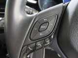 ステアリングから手を離さず、運転に集中したまま、さまざまな操作が行えます。