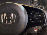 ハンドルにHondaセンシング系のクルーズコントロールやレーンキープアシストなどの操作スイッチが装備されています。ハンドルから手を離さず安全に操作できます。