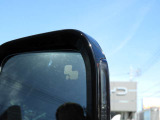 【ブラインドスポットアシスト】 車線変更アシスト機能。ドライバーの死角となる後方側面に車両を検知した際、ドアミラーに内蔵された警告灯が点滅しドライバーに注意を促します。