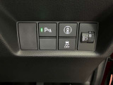バック駐車時音で教えるリアコーナーセンサー付き、カメラとセンサーで駐車をサポート。