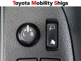 便利な電動格納ドアミラーも装備しております。駐車時にボタン一つで折り畳む事が出来るので便利ですよ。
