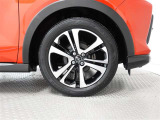 アルミホイールを装備、タイヤサイズは195/60R17です。