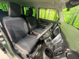 運転席まわりには十分なスペースがあり、大柄な方でもゆったり運転していただける環境です。