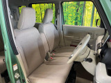運転席まわりには十分なスペースがあり、大柄な方でもゆったり運転していただける環境です。