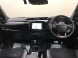 SUVらしい車高の高さで見晴らしが良いので、ボディサイズの割には運転がしやすいです。スモークシルバーやブラックメタリック加飾など、通常タイプの車両よりもスポーティさを感じるインテリアも魅力的!