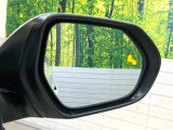 【ブラインドスポットモニター】走行中、ドアミラーの死角になりやすい箇所に後続車が接近するとサイドミラーのレンズに警告を表示!ドライバーに注意喚起をしてくれます。