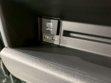 USBポートも装備されています、スマートフォンの充電やオーディオに連携も可能です、今や欠かせない装備の一つです!