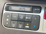【オートエアコン】一度お好みの温度に設定すれば、車内の温度を検知し風量や温度を自動で調整。暑い…寒い…と何度もスイッチ操作をする必要はありません。快適な車内空間には必須の機能ですね♪