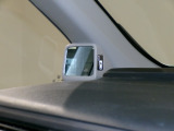 停車時や発進時、対向車とのすれ違いや路肩に寄せるときなど、車両左側前方を確認するときに役立ちます。