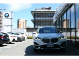 BMWの代名詞の【キドニーグリル】グリルが腎臓のように見えるので【キドニー】と呼ばれるようになりました。一目見ただけでBMWであると認識できる確固たるアイコンとして存在感を放ちます。