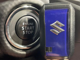 【キーレススタートシステム】カバンやポケットに入れたままでもドアの施錠・解錠が可能なスマートキーを装備。エンジンのオン・オフ時もカギを取り出す必要が無いからとっても便利です♪
