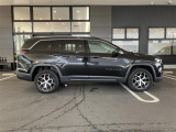 ジープ全車種共通の台形型ホイールアーチは走破性を高めております。