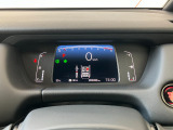 ホンダセンシング装着車となっております。衝突軽減ブレーキ、誤発進抑制機能、歩行者事故低減ステアリング、路外逸脱抑制機能、アダプティブクルーズコントロール、車線維持支援システム他、8つの機能で幅広く支援
