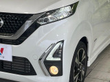 【LEDヘッドライト】悪天候や夜間走行時も良好な視界を確保し安心して運転できる高輝度LEDヘッドライトを装備!点灯速度が早く、消費電力も抑えられています。