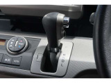 インパネシフトだから視線の移動も少なく足元もスッキリ♪運転席もゆったりしているのでゆとりを持ってドライブできますね!