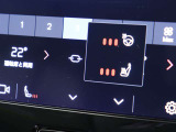 ベンチレーションヒーターマッサージ機能付フロントシートは3段階で調節できます。ステアリングホイールも3段階で調節できます。