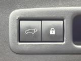 【パワーバックドア】スマートキーや運転席のボタンを押すだけでリアゲートが自動で開閉します!荷物を持っている時や、高い位置にあるバックドアを閉める際に便利な機能です♪