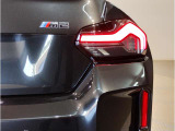 BMWの伝統の丸目4灯ヘッドライトでございます。LEDライトで視認性もよく明るく安全性の向上につながります。