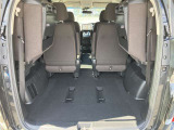 3列目シートは跳ね上げ式で折りたたみ可能です。キャンプ用品など大きな荷物もばっちり収納可能です!