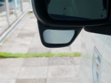 左側の死角を確認できるミラー付きです。