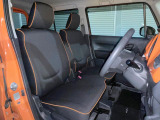 運転席まわりには十分なスペースがあり、大柄な方でもゆったり運転していただける環境です。