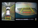 パノラミックビューモニター付きです。 車両を上から見たような映像を画面に表示。 運転席からの目視だけでは見にくい、車両周辺の状況をリアルタイムでしっかり確認できます。