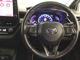 【ハンドル】運転にかかわる様々な操作を安全に行えるように視点移動が少なく操作性に配慮されたスイッチ類が凝縮されたコックピットです。