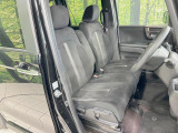 運転席まわりには十分なスペースがあり、大柄な方でもゆったり運転していただける環境です。