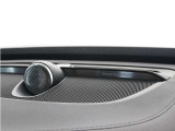 【Bowers&Wilkins】世界のオーディオファン垂涎のプレミアムサウンドシステムを搭載。コンサートホールのベストポジションに相当する音場空間を忠実に再現。乗る人すべてに驚きの音響体験を提供します