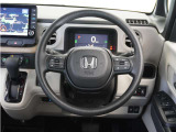 【Honda SENSING】 カメラ等装置で精度の高い検知能力を発揮、安全運転を支援します。ステアリング上のコントローラーに注目!