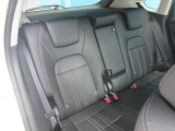 後部座席のお写真です。後席の方もゆったりおくつろぎいただけます♪
