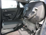 【チップアップ&ダイブダウンシート】はね上げれば高さのある荷物、倒せば長い荷物も収まります。はね上げて、倒して変化するシートで使いやすさをアレンジ。