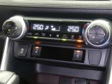 【オートエアコン】車内温度を感知して自動で温度調整をしてくれるのでいつでも快適な車内空間を創り上げます!どの席に座っても快適なドライブが楽しめます♪