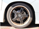 『1台』のお車に対して、3名体制で日々議論を重ね仕入れを行っております。
