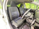 運転席まわりには十分なスペースがあり、大柄な方でもゆったり運転していただける環境です。