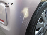 リアバンパー右角に擦り傷がございます。気になる場合は修理も可能です。実車確認の際に店舗スタッフにご相談下さい。