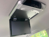 【ALPINE製フリップダウンモニター】大画面モニターで後席でもエンタメをお楽しみいただけます。小さなお子様にも大人気の装備です♪