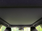 【パノラマルーフ】大型のガラスルーフ搭載で車内の解放感が一気にアップ!開放的なドライブをお楽しみいただけます。