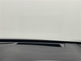 【ヘッドアップディスプレイ(HUD)】フロントウインドウガラスに走行情報を投影します。運転中の目線と重なるように表示されるので、少ない視線移動で速度が確認できるので、 ドライビングに集中できます!