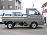 当社の届出済未使用車は、店舗に『新車おろしたて』の状態で入荷いたします。新規届出によりナンバーを取得後、店頭で丁寧に展示・保管をしています。遠方のお客様にも、安心してお勧めできるコンディションです。